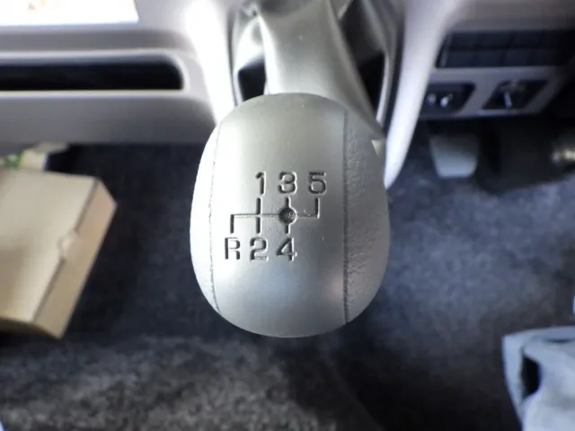 ＭＴ5速です。|三菱 キャンター 2PG-FEB80(2WD)の写真25