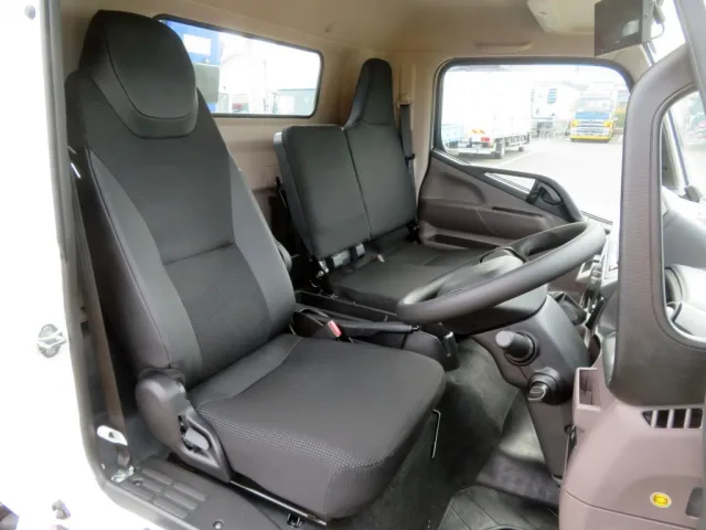 乗車定員3名です。|三菱 キャンター 2PG-FEB80(2WD)の写真6