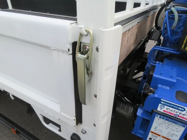 あおりロック周りに少し置きサビがあります。|三菱 キャンター 2PG-FEB80(2WD)の写真16