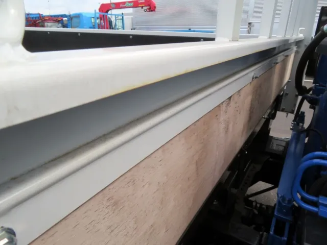 鳥居下部に少し置きサビ跡があります。|三菱 キャンター 2PG-FEB80(2WD)の写真17