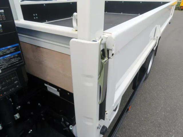 あおりロック周りに少し置きサビがあります。(鳥居のフックにも少しあります)|三菱 キャンター 2PG-FEB80(2WD)の写真18