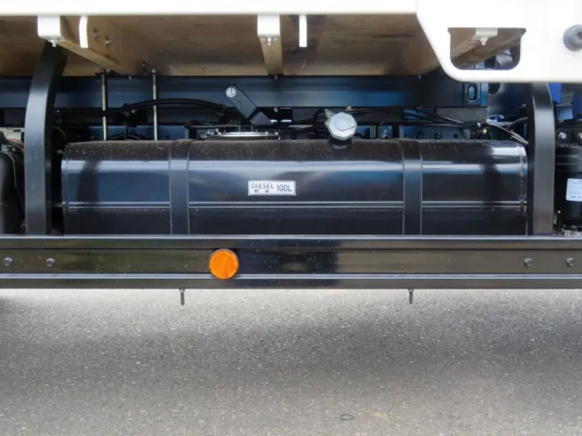 燃料タンクは100Lです。|三菱 キャンター 2PG-FEB80(2WD)の写真21