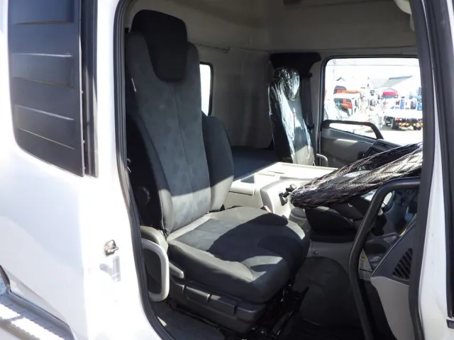 乗車定員は２名です。|UDトラックス クオン 2PG-GK5AABの写真6