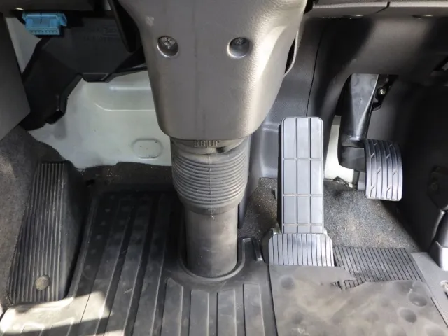 ２ペダルです。|UDトラックス クオン 2PG-GK5AABの写真17