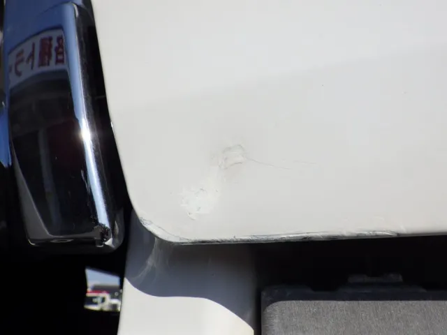 助手席側ドア前方にキズ・ヘコミ・塗装跡があります。|UDトラックス クオン 2PG-GK5AABの写真21