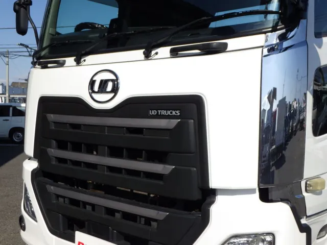 フロントパネルに板金跡があります。|UDトラックス クオン 2PG-GK5AABの写真24