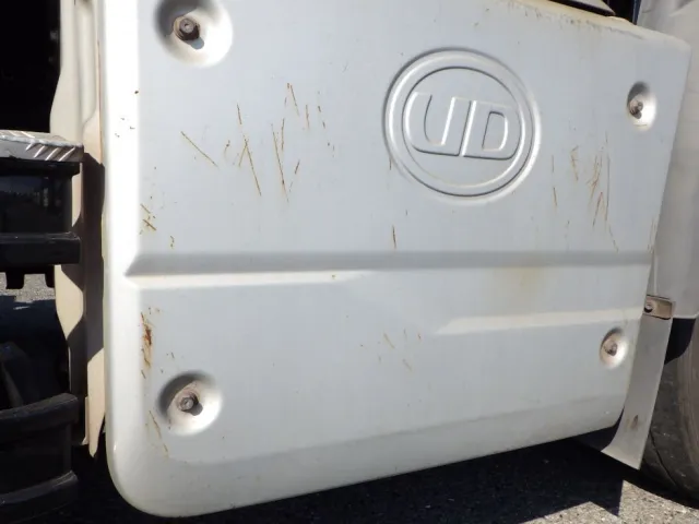 マフラーカバーにキズ・サビがあります。|UDトラックス クオン 2PG-GK5AABの写真28