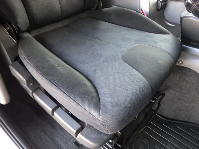 運転席座面にヘタリがあります。|UDトラックス クオン 2PG-GK5AABの写真29