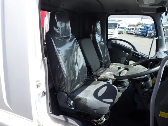 乗車定員は３名です。|いすゞ フォワード 2RG-FRR90S2(2WD)の写真6