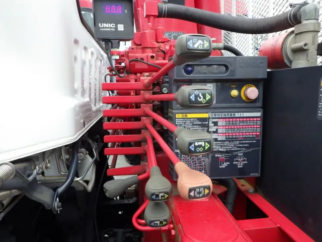 クレーンの操作レバーです。|いすゞ フォワード 2RG-FRR90S2(2WD)の写真12