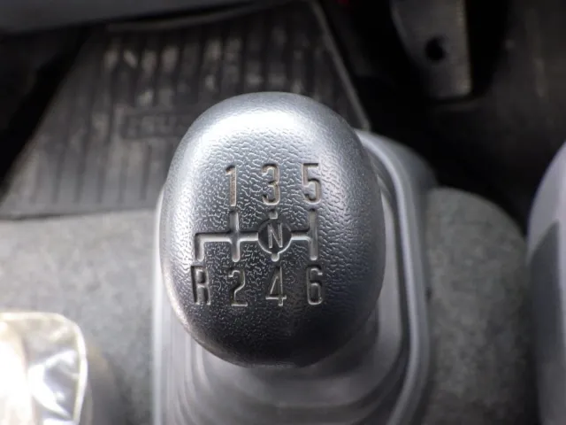 MT６速です。|いすゞ フォワード 2RG-FRR90S2(2WD)の写真18
