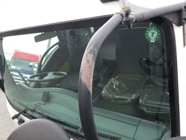 助手席側ミラーステーにサビがあります。|いすゞ フォワード 2RG-FRR90S2(2WD)の写真25