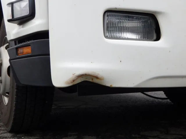 フロントバンパーの助手席側にキズ・サビ・ヘコミがあります。|いすゞ フォワード 2RG-FRR90S2(2WD)の写真26