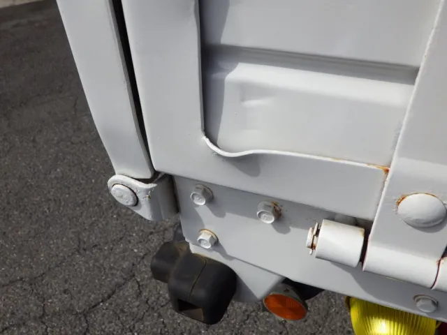 ボディー後方の運転席側に曲がりがあります。（助手席側にもあります）|いすゞ フォワード 2RG-FRR90S2(2WD)の写真30