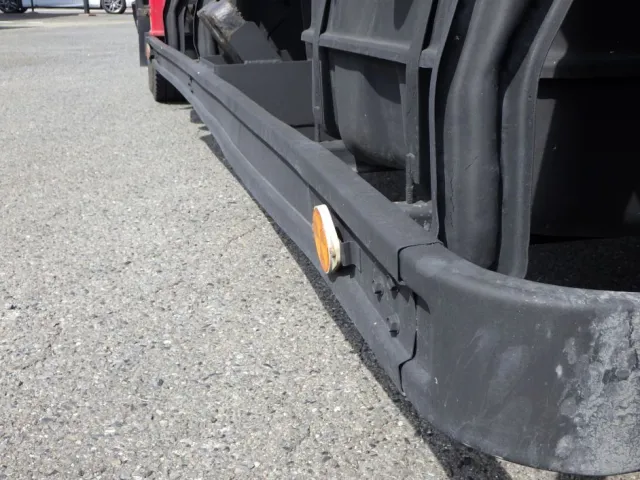 助手席側サイドバンパーに曲がりがあります。（運転席側にもあります）|いすゞ フォワード 2RG-FRR90S2(2WD)の写真31