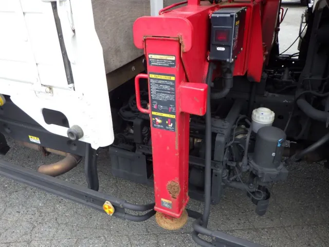 運転席側アウトリガーにサビがあります。（助手席側にもあります）|いすゞ フォワード 2RG-FRR90S2(2WD)の写真33