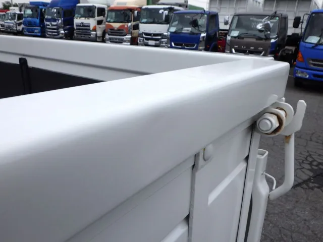 リヤアオリにヘコミがあります。|いすゞ フォワード 2RG-FRR90S2(2WD)の写真37