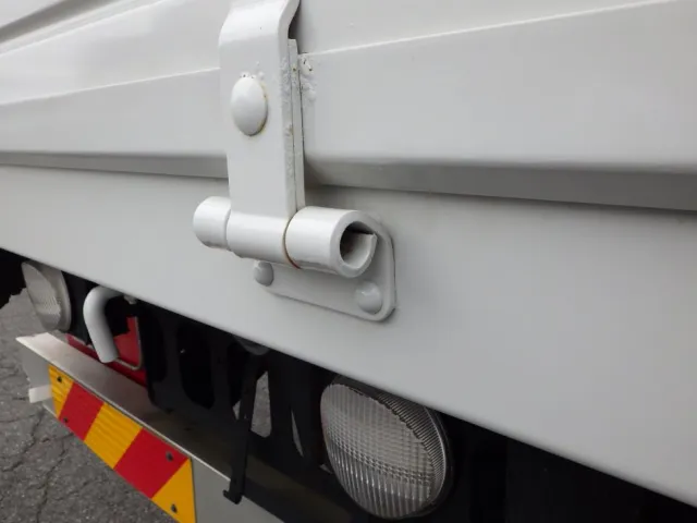 リヤアオリのヒンジの一部にピンの欠損があります。|いすゞ フォワード 2RG-FRR90S2(2WD)の写真38