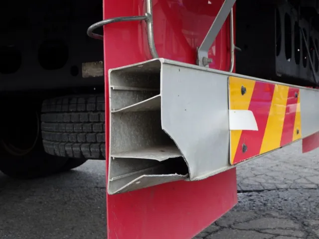 リヤバンパーの助手席側にヘコミ・割れ・カバーの欠損があります。|いすゞ フォワード 2RG-FRR90S2(2WD)の写真39