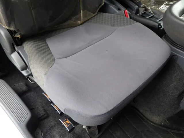 運転席座面にヘタリがあります。|いすゞ フォワード 2RG-FRR90S2(2WD)の写真40