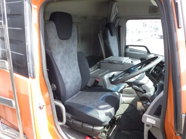 乗車定員は２名です。|UDトラックス クオン QKG-CG5ZAの写真6