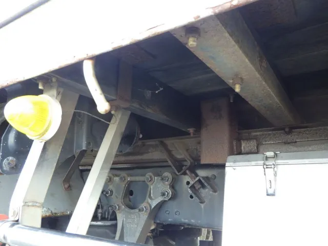 シャーシとネタの状態です。(縦ネタは鉄・横ネタは木製・一部鉄製です)|UDトラックス クオン QKG-CG5ZAの写真7