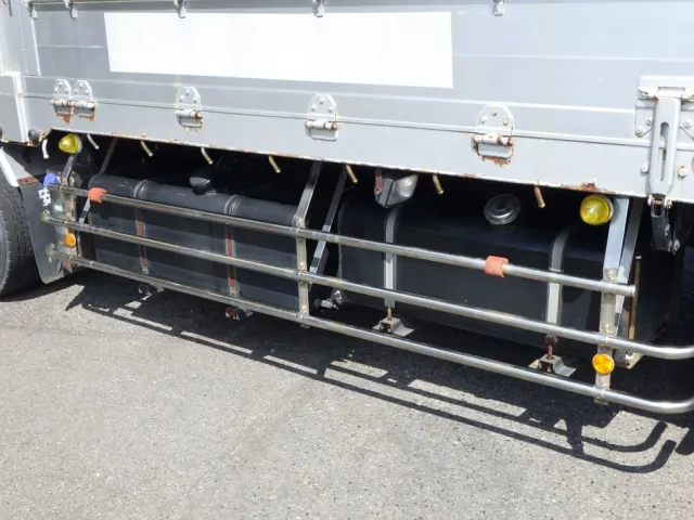 燃料タンクは300L×200Lです。|UDトラックス クオン QKG-CG5ZAの写真14