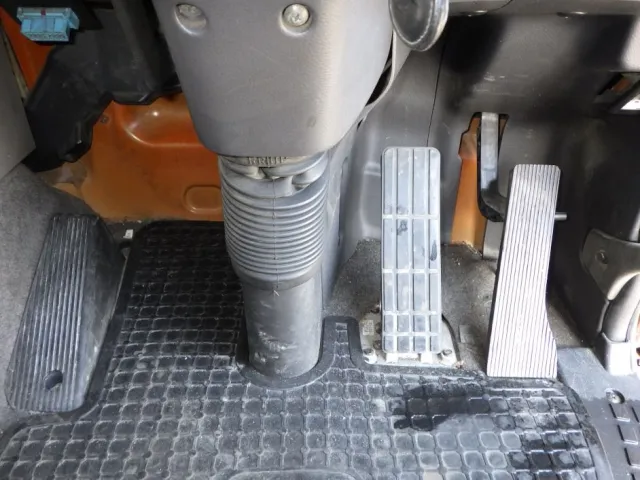 ２ペダルです。|UDトラックス クオン QKG-CG5ZAの写真18