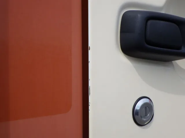 運転席側ドアにキズがあります。|UDトラックス クオン QKG-CG5ZAの写真23