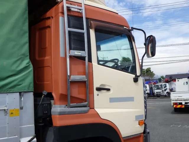 運転席側ドア・クウォーターパネルに塗装跡があります。|UDトラックス クオン QKG-CG5ZAの写真24