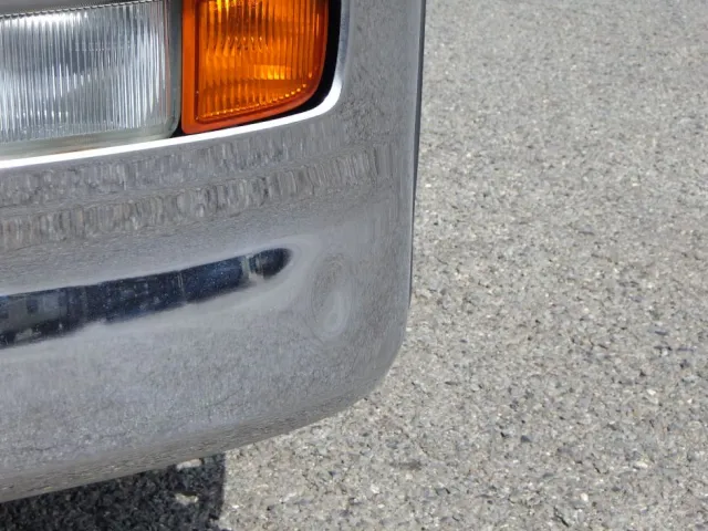 フロントバンパーの助手席側にヘコミがあります。|UDトラックス クオン QKG-CG5ZAの写真26