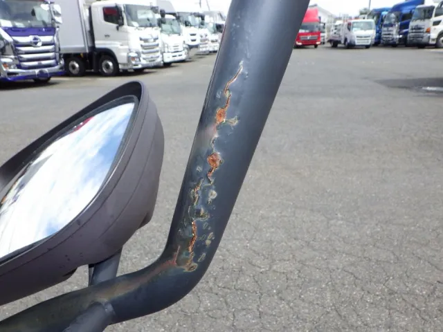 助手席側ミラーステーにサビがあります。|UDトラックス クオン QKG-CG5ZAの写真27