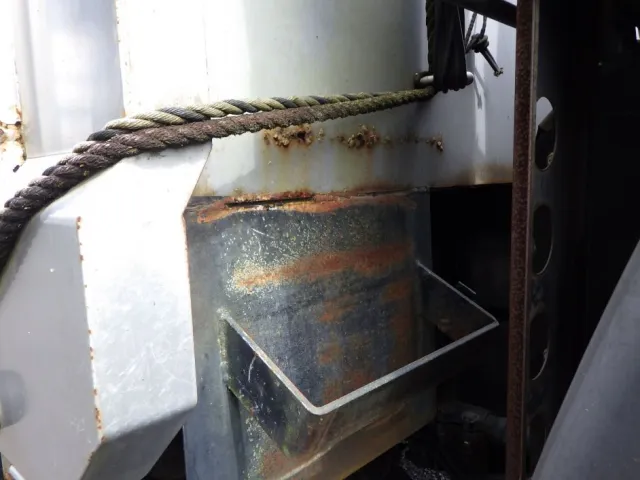 プロテクター前面にサビ・凸があります。|UDトラックス クオン QKG-CG5ZAの写真28