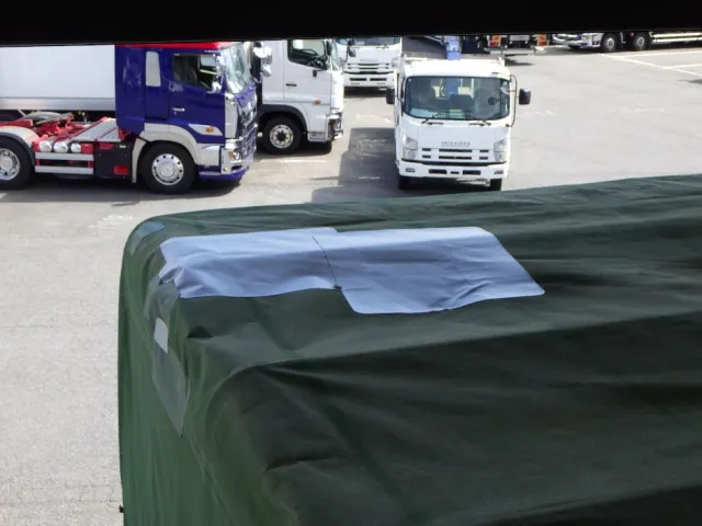 天井の後方にテープ補修があります。|UDトラックス クオン QKG-CG5ZAの写真29