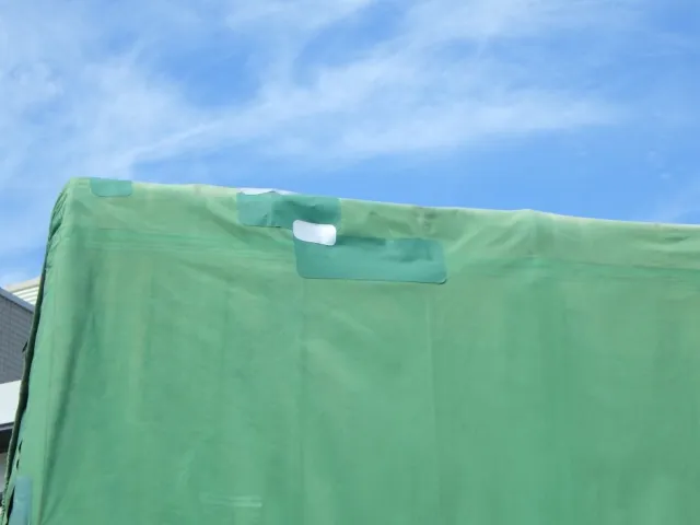 運転席側の幌に補修があります。(助手席側にもあります)|UDトラックス クオン QKG-CG5ZAの写真30