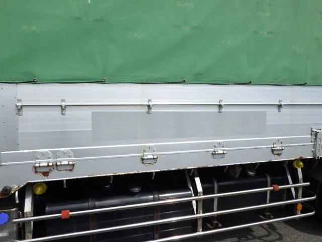 助手席側アオリに塗装跡があります。(運転席側にもあります)|UDトラックス クオン QKG-CG5ZAの写真31