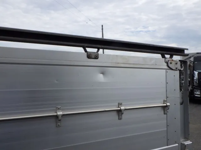 助手席側アオリにヘコミがあります。（運転席側にもあります）|UDトラックス クオン QKG-CG5ZAの写真32