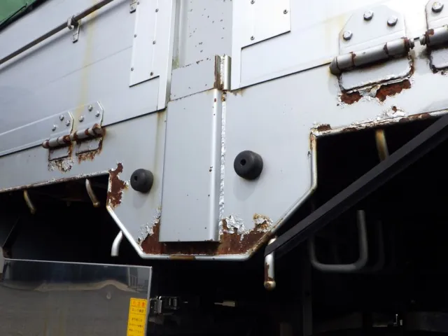 左右のアオリにサビがあります。|UDトラックス クオン QKG-CG5ZAの写真33