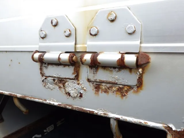 各ヒンジにサビがあります。|UDトラックス クオン QKG-CG5ZAの写真34