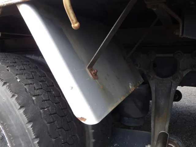 左右のリヤフェンダーにサビがあります。|UDトラックス クオン QKG-CG5ZAの写真35