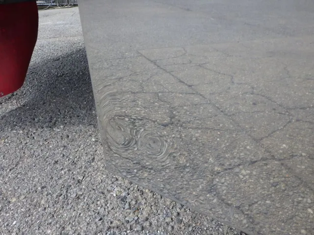 物入れの両サイドにヘコミがあります。|UDトラックス クオン QKG-CG5ZAの写真37