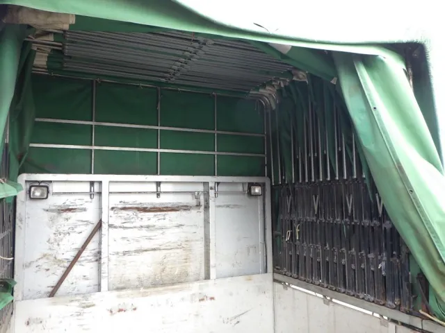 荷台内側にキズ・サビ・ヘコミがあります。|UDトラックス クオン QKG-CG5ZAの写真38