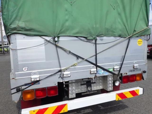 リヤアオリにキズ・ヘコミ・塗装跡があります。|UDトラックス クオン QKG-CG5ZAの写真40