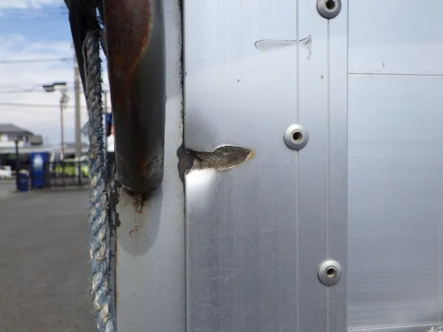 リヤアオリの助手席側にキズ・ヘコミがあります。|UDトラックス クオン QKG-CG5ZAの写真41