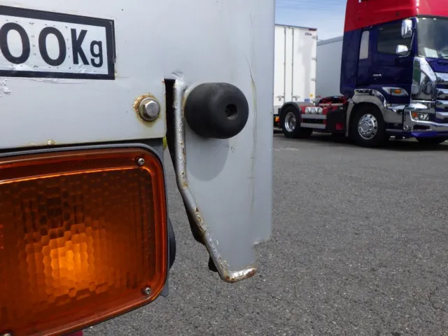 ボディー後方の運転席側にキズ・サビ・ヘコミがあります。|UDトラックス クオン QKG-CG5ZAの写真43