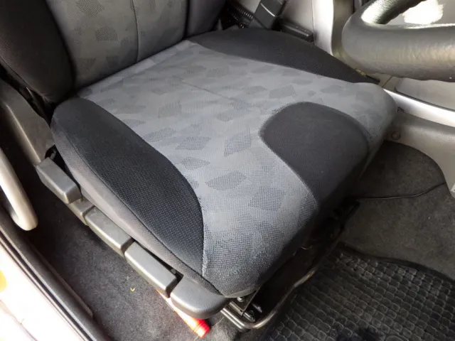 運転席座面にヘタリがあります。|UDトラックス クオン QKG-CG5ZAの写真45