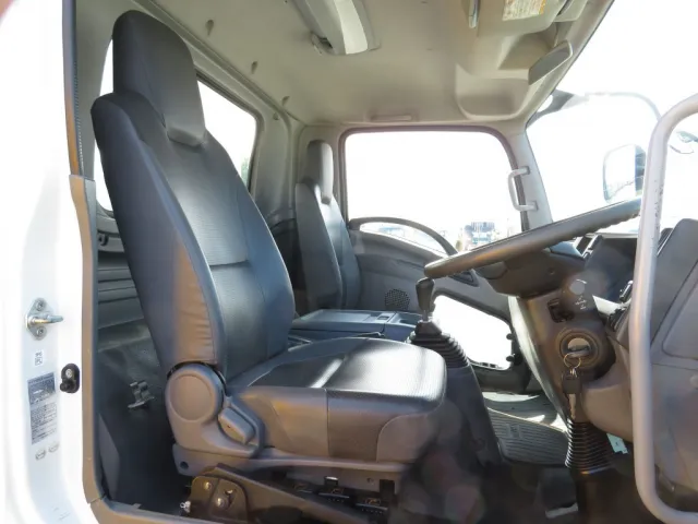 運転席座面にヘタリがあります。|いすゞ フォワード TKG-FRR90S1(2WD)の写真8