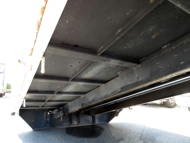 ボディー底面の状態です。|いすゞ フォワード TKG-FRR90S1(2WD)の写真14