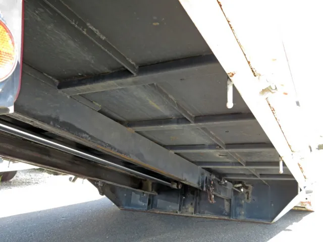 ボディー底面の状態です。|いすゞ フォワード TKG-FRR90S1(2WD)の写真15