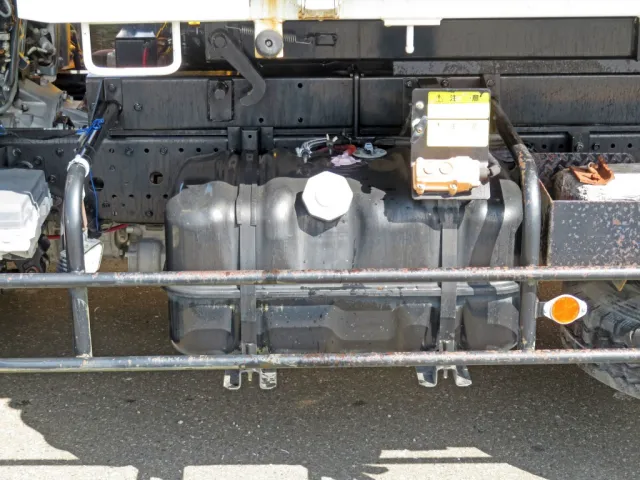燃料タンクは100Lです。|いすゞ フォワード TKG-FRR90S1(2WD)の写真22